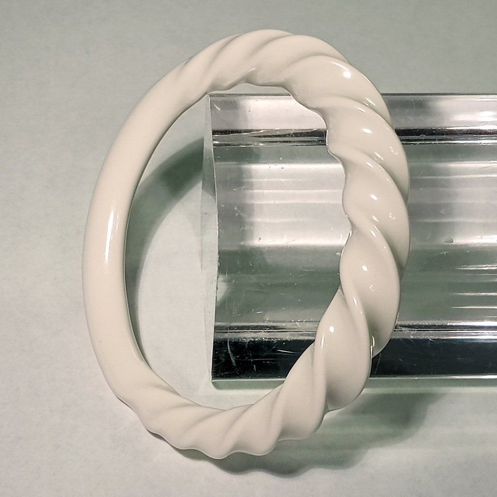 Vintage white swirl bangle bracelet twisted twist resin oval shape